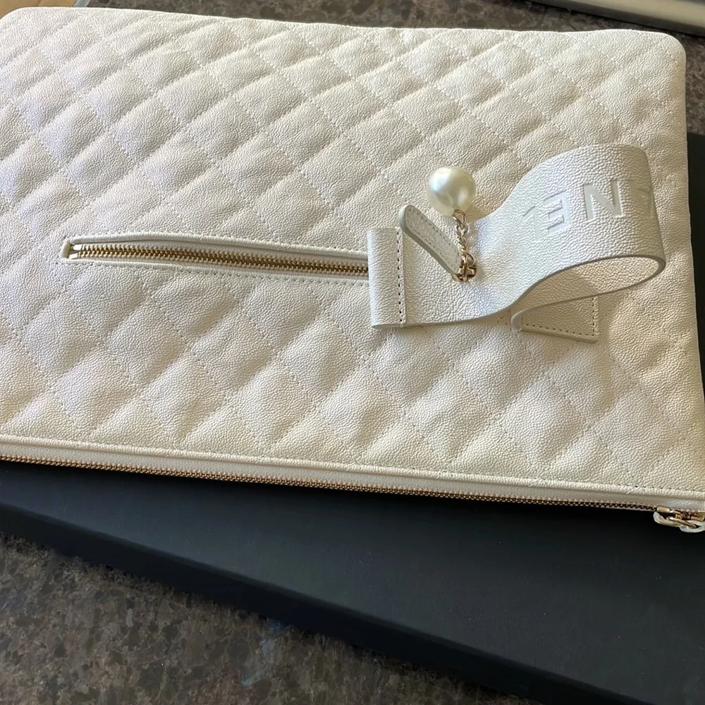 Chanel extremely rare iridescent white caviar o case clutch bag large 13x9 wrist